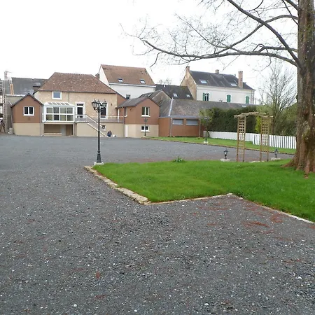 Kter\u00e9 Se Nach\u00e1zej\u00ed Nejbl\u00ed\u017ee Leti\u0161ti Leti\u0161t\u011b Charlese De Gaulla? Bed & Breakfast La Suze-sur-Sarthe