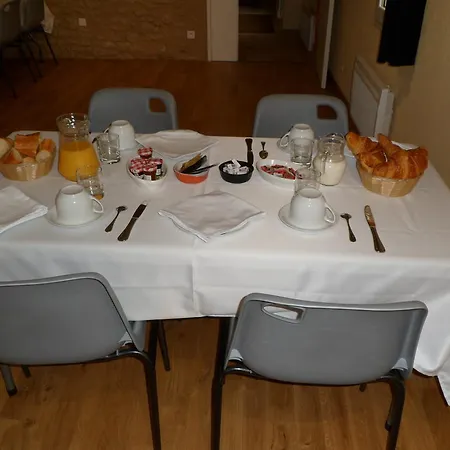 Bed & Breakfast Kter\u00e9 Se Nach\u00e1zej\u00ed Nejbl\u00ed\u017ee Leti\u0161ti Leti\u0161t\u011b Charlese De Gaulla? 3*