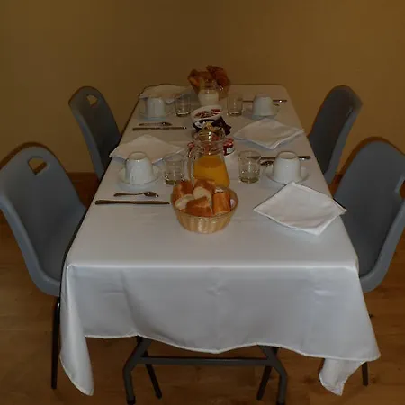 Bed & Breakfast Kter\u00e9 Se Nach\u00e1zej\u00ed Nejbl\u00ed\u017ee Leti\u0161ti Leti\u0161t\u011b Charlese De Gaulla? La Suze-sur-Sarthe