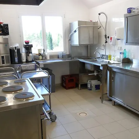 Bed & Breakfast Kter\u00e9 Se Nach\u00e1zej\u00ed Nejbl\u00ed\u017ee Leti\u0161ti Leti\u0161t\u011b Charlese De Gaulla? La Suze-sur-Sarthe