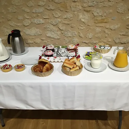 Bed & Breakfast Kter\u00e9 Se Nach\u00e1zej\u00ed Nejbl\u00ed\u017ee Leti\u0161ti Leti\u0161t\u011b Charlese De Gaulla? La Suze-sur-Sarthe