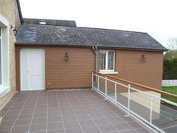 Bed & Breakfast Kter\u00e9 Se Nach\u00e1zej\u00ed Nejbl\u00ed\u017ee Leti\u0161ti Leti\u0161t\u011b Charlese De Gaulla?