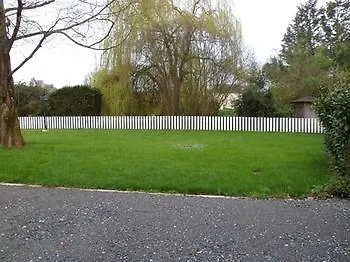 Kter\u00e9 Se Nach\u00e1zej\u00ed Nejbl\u00ed\u017ee Leti\u0161ti Leti\u0161t\u011b Charlese De Gaulla? La Suze-sur-Sarthe