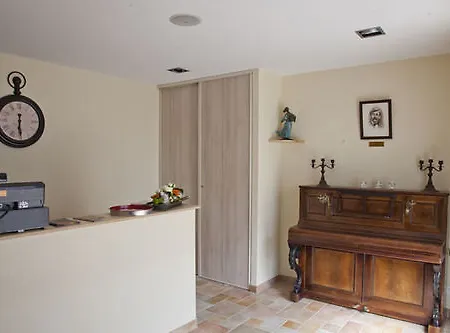 Bed & Breakfast Kter\u00e9 Se Nach\u00e1zej\u00ed Nejbl\u00ed\u017ee Leti\u0161ti Leti\u0161t\u011b Charlese De Gaulla?
