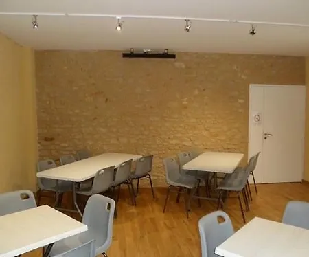 Kter\u00e9 Se Nach\u00e1zej\u00ed Nejbl\u00ed\u017ee Leti\u0161ti Leti\u0161t\u011b Charlese De Gaulla? Bed & Breakfast La Suze-sur-Sarthe