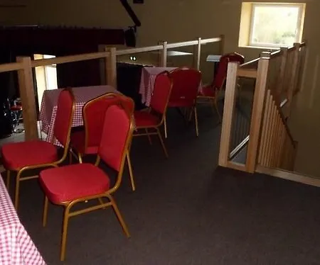 Kter\u00e9 Se Nach\u00e1zej\u00ed Nejbl\u00ed\u017ee Leti\u0161ti Leti\u0161t\u011b Charlese De Gaulla? 3* La Suze-sur-Sarthe
