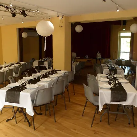 Bed & Breakfast Kter\u00e9 Se Nach\u00e1zej\u00ed Nejbl\u00ed\u017ee Leti\u0161ti Leti\u0161t\u011b Charlese De Gaulla? La Suze-sur-Sarthe