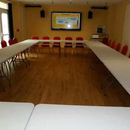 Kter\u00e9 Se Nach\u00e1zej\u00ed Nejbl\u00ed\u017ee Leti\u0161ti Leti\u0161t\u011b Charlese De Gaulla? 3* La Suze-sur-Sarthe