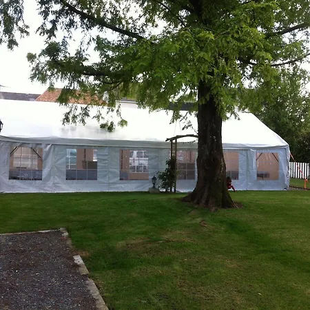 Kter\u00e9 Se Nach\u00e1zej\u00ed Nejbl\u00ed\u017ee Leti\u0161ti Leti\u0161t\u011b Charlese De Gaulla? La Suze-sur-Sarthe