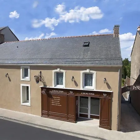 Kter\u00e9 Se Nach\u00e1zej\u00ed Nejbl\u00ed\u017ee Leti\u0161ti Leti\u0161t\u011b Charlese De Gaulla? Bed & Breakfast La Suze-sur-Sarthe