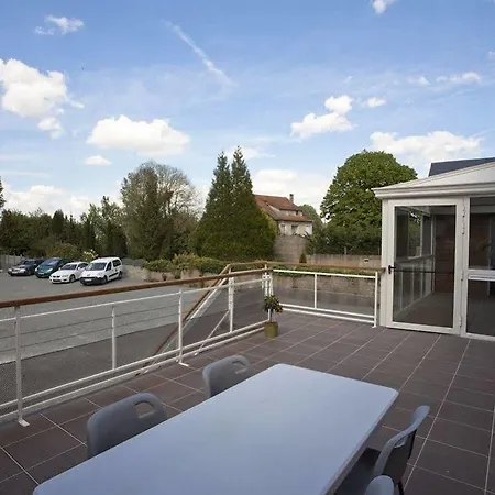 Kter\u00e9 Se Nach\u00e1zej\u00ed Nejbl\u00ed\u017ee Leti\u0161ti Leti\u0161t\u011b Charlese De Gaulla? Bed & Breakfast La Suze-sur-Sarthe