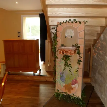 Kter\u00e9 Se Nach\u00e1zej\u00ed Nejbl\u00ed\u017ee Leti\u0161ti Leti\u0161t\u011b Charlese De Gaulla? 3* La Suze-sur-Sarthe